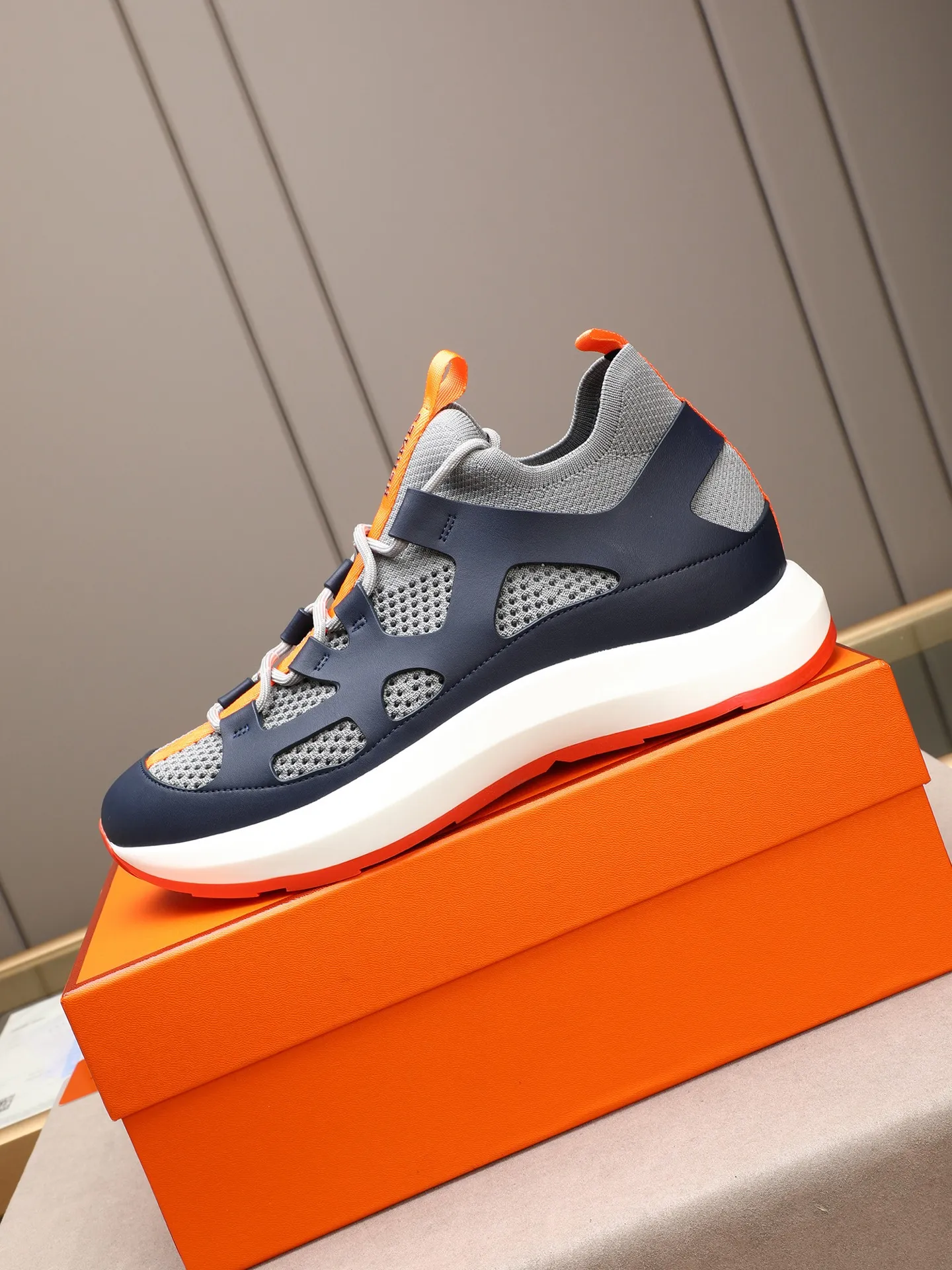 Men's shoes💰580 HERMES/Hermès men's rest sneakers! -High-end quality original casual sports shoes -Upper: high nappa calfskin, forging technology, knitted fabric, shoe brand webbing, injection molded brand logo -Inner: foot pad; water-dyed cowhide -Outsole: ultra-light TPU·rubber; two-color molded outsole -Ultra-high quality control·fine workmanship: highlighted (high-end·luxury·grade) Size: 38-39-40-41-42-43-44 (45 can be customized)